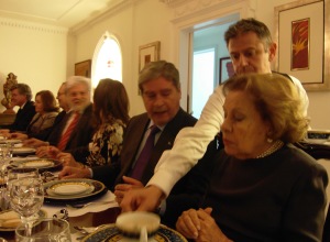 Jantar em nossa Residência. Senhora Maria Barroso ao lado do Emb. António Franco.